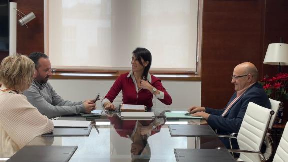 Imaxe da nova:A conselleira María M. Allegue mantén un encontro de traballo co alcalde de Vilaboa