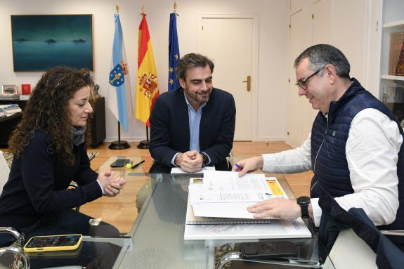 Imaxe da nova:Diego Calvo reúnese cos alcaldes de Ordes e Ribeira
