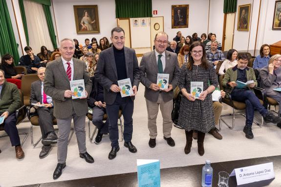 Imagen de la noticia:Román Rodríguez destaca la aportación del profesor Santos Rego y del grupo Esculca a la investigación educativa