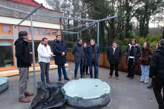 Imaxe da nova:Román Rodríguez comproba o resultado das obras de mellora no Colexio Ortigueira de Vedra