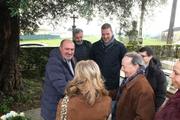 Imaxe da nova:López Campos lembra a Camilo José cunha ofrenda floral nun ano no que se celebra o 75 aniversario da publicación de ‘La Colmena’