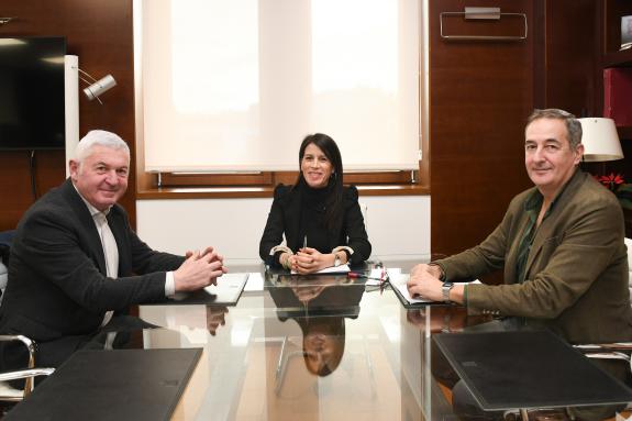 Imaxe da nova:A conselleira María M. Allegue mantén un encontro de traballo co alcalde de Xermade