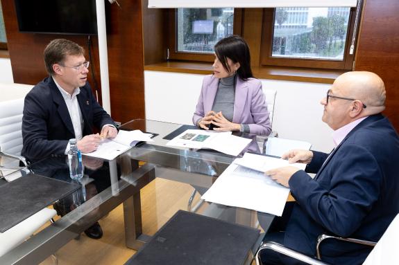 Imaxe da nova:A conselleira María Martínez Allegue mantén unha reunión de traballo co alcalde da Lama
