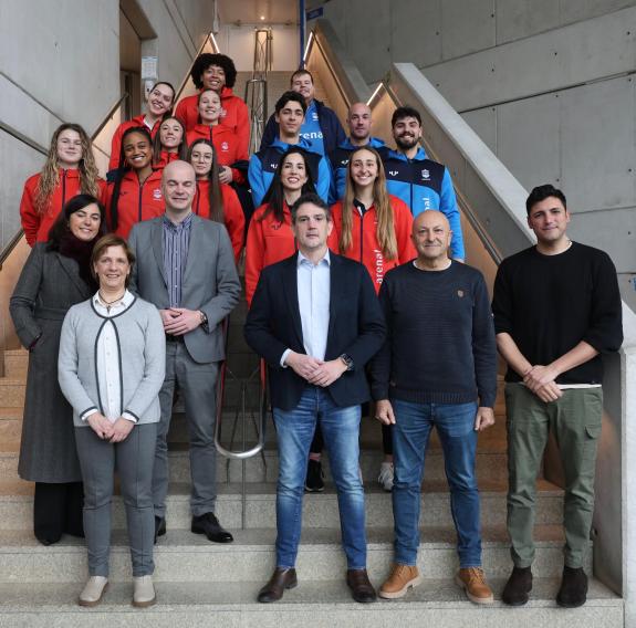 Imagen de la noticia:Arias traslada al CV Emevé el apoyo de la Xunta antes de su participación en la Copa de la Reina