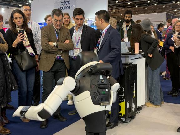 Imaxe da nova:Román Rodríguez anuncia que a Xunta desenvolverá un sistema para testar as tecnoloxías emerxentes antes de ser empregadas polos cen...