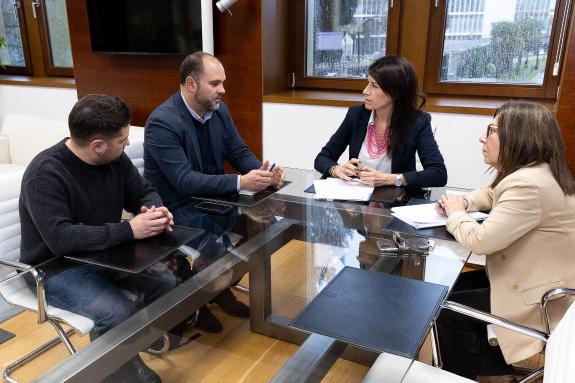 Imaxe da nova:A conselleira María Martínez Allegue mantén unha reunión de traballo co alcalde de Pontedeume