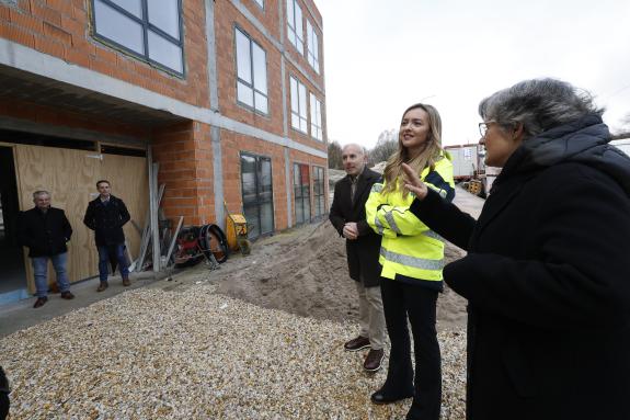 Imagen de la noticia:Fabiola García comprueba el buen avance de las obras del futuro centro integral de autismo de Friol en el que la Xunta invie...