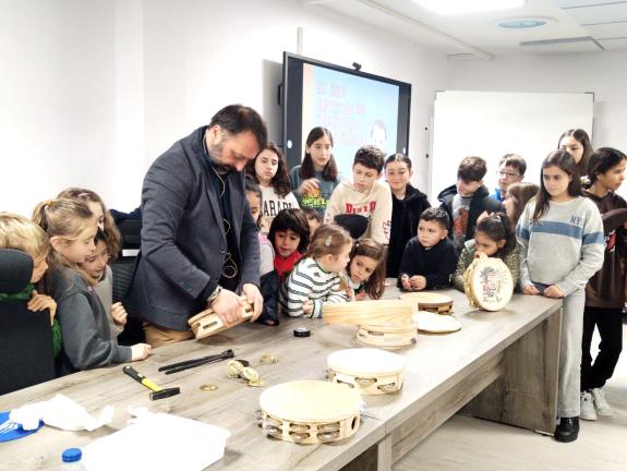 Imagen de la noticia:La Xunta acerca a los escolares de Vigo los oficios tradicionales de la elaboración de zocos y de la construcción de pandere...