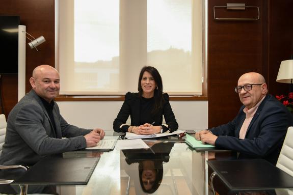Imaxe da nova:A conselleira María Martínez Allegue mantén unha reunión de traballo co alcalde de Covelo