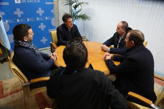 Imagen de la noticia:Arias se reúne con representantes de la Real Federación Galega de Fútbol, que preparan una jornada para entrenadores en la s...