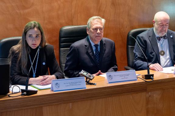 Imagen de la noticia:Gómez Caamaño aboga por potenciar la especialización, la docencia y la investigación de la enfermería de forma acorde con su...