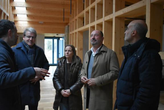 Imagen de la noticia:Xosé Merelles visita la actuación que se está llevando a cabo en la Reitoral de Santa Comba de Bande para mejorar la oferta ...