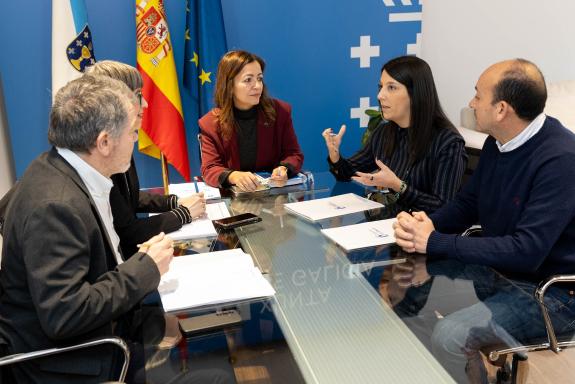 Imaxe da nova:A Xunta e o concello de Ribeira abordan as melloras nas instalacións portuarias, na formación e na posta en valor do patrimonio mar...