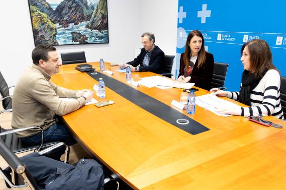 Imagen de la noticia:La Xunta estudia vías de colaboración con el ayuntamiento de Cuntis para impulsar la movilización de tierras y la prevención...