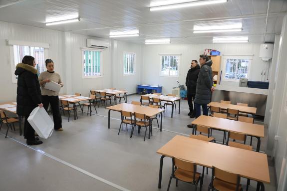 Imaxe da nova:O Colexio Fingoi 2 de Lugo ofrece desde hoxe o servizo de comedor escolar na aula móbil instalada pola Xunta