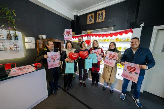 Imagen de la noticia:Ana Ortiz anima a la ciudadanía a comprar en el comercio local y participar en la campaña de San Valentín de Zona Náutico