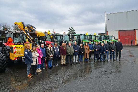 Imagen de la noticia:Medio Rural y la Diputación de Ourense entregan 12 nuevos tractores con rozadora a los ayuntamientos para mejorar la prevenc...