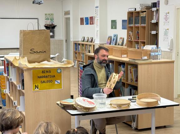 Imagen de la noticia:La Xunta le muestra a los escolares de Bóveda y Sarria el oficio tradicional de la elaboración de panderetas