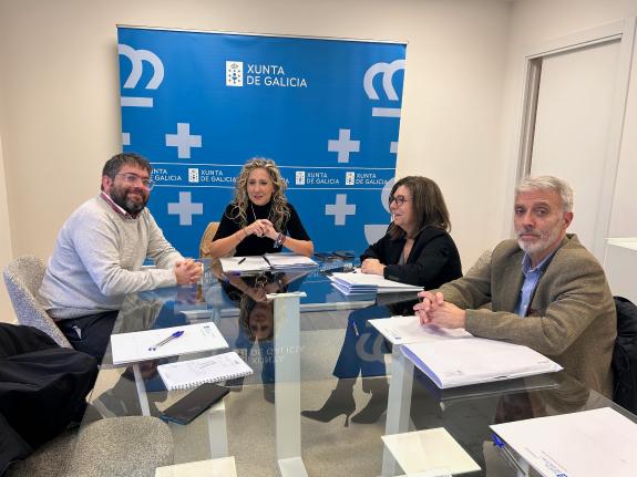 Imagen de la noticia:Martina Aneiros mantuvo una reunión con la comunidad de propietarios del edificio Telleiras, 3 de Narón