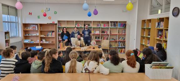 Imagen de la noticia:La Xunta muestra en centros de enseñanza de Cenlle y de Coles el oficio tradicional de la elaboración de panderetas