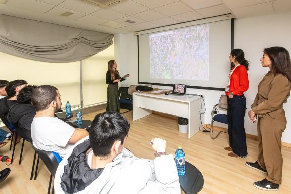 Imaxe da nova:A Axencia de Protección da Legalidade Urbanística abre as súas portas ao alumnado do instituto de Bertamiráns, en Ames, para promov...