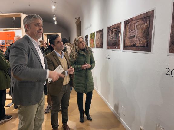 Imagen de la noticia:Martina Aneiros participa en la inauguración de la exposición 'Orixes IV', sobre la última campaña arqueológica en el castro...