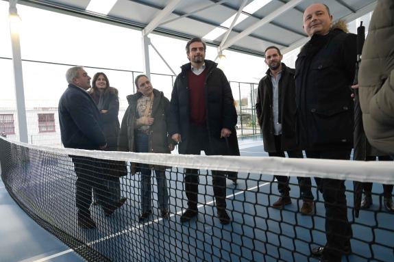 Imaxe da nova:A Xunta impulsa melloras na pista deportiva de Carral cunha achega de 35.000 euros