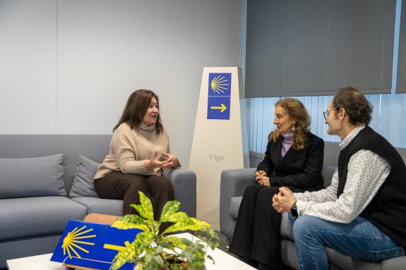 Imaxe da nova:Ana Ortiz recibe á nova presidenta do Instituto de Estudos Vigueses, Mercedes Bangueses