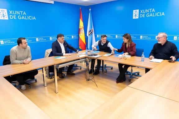 Imaxe da nova:Villaverde escoita as demandas dos comercializadores de anguía e reafirma o apoio da Xunta aos sectores ligados a esta especie