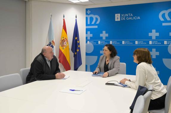 Imaxe da nova:A Xunta mantén unha reunión de traballo co xerente do GALP Costa da Morte na que animou aos posibles beneficiarios a solicitar as a...