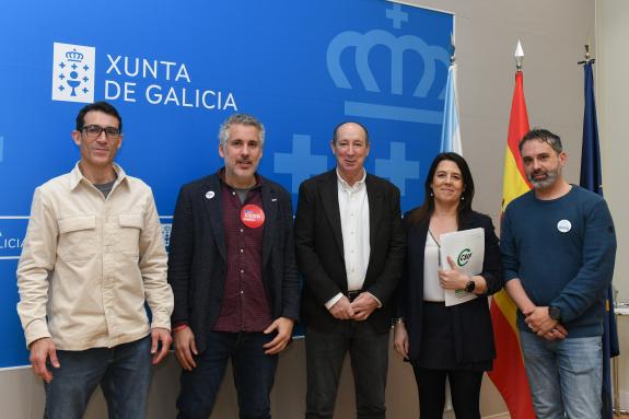 Imaxe da nova:A Xunta asina con CCOO, ANPE, UGT E CSIF a supresión da obriga dos interinos e substitutos de presentarse ás oposicións e mudar o s...