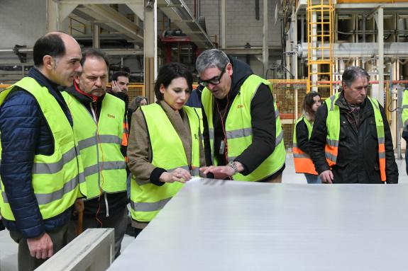 Imaxe da nova:Lorenzana visita as instalacións de Finsa e destaca a innovación que incorpora no seu proceso produtivo