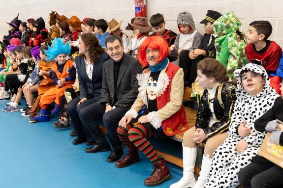 Imaxe da nova:Román Rodríguez celebra co alumnado do colexio de Roxos as actividades do Entroido neste centro compostelán