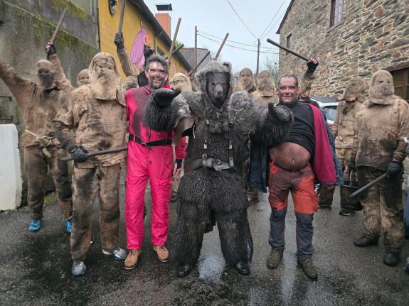 Imagen de la noticia:Javier Arias se suma a la celebración del Carnaval de Salcedo, que hoy vivió su jornada más singular con la salida del Oso