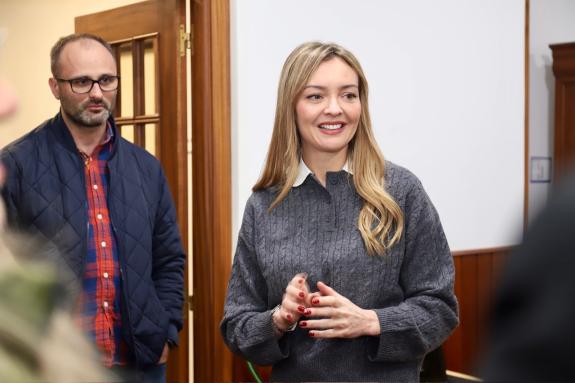 Imaxe da nova:Fabiola García pone en valor el papel que juegan los servicios sociales de ayuntamientos como el de Rois, que recibirá una inyecció...