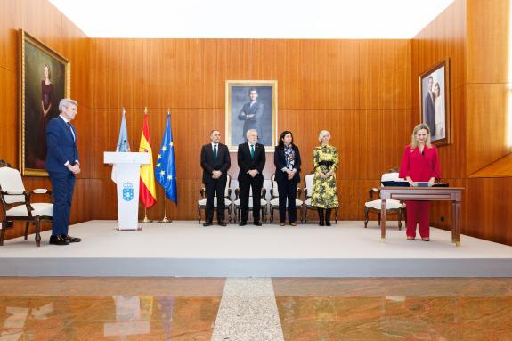 Imagen de la noticia:Rueda asiste al acto de toma de posesión de la Valedora do Pobo