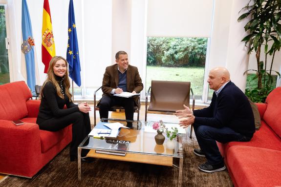 Imaxe da nova:Fabiola García traslada ao alcalde de Touro o compromiso da Xunta para reforzar os recursos de atención a maiores no rural