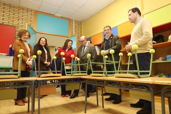 Imaxe da nova:Román Rodríguez avanza que ao longo do mes de marzo se recuperará o uso do comedor e a cociña do Colexio Plurilingüe de Tenorio