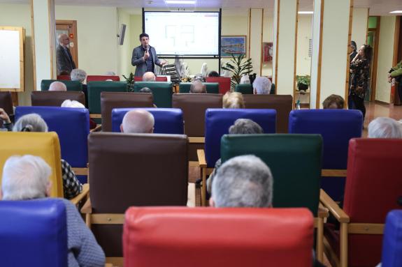 Imaxe da nova:A Xunta presenta aos residentes das Gándaras os axustes que se farán na distribución das habitacións para garantir a súa intimidade