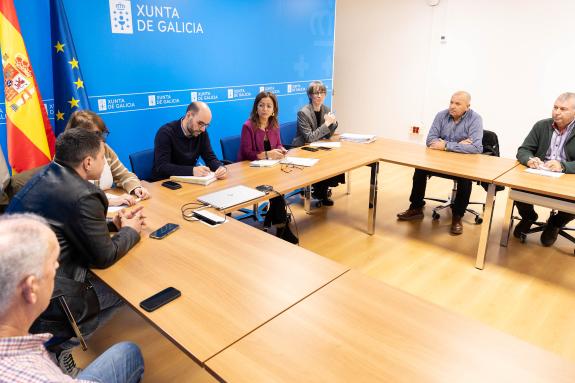 Imagen de la noticia:Villaverde aborda con las cofradías de la ría de Muros-Noia la situación del marisqueo tras los temporales persistentes de l...