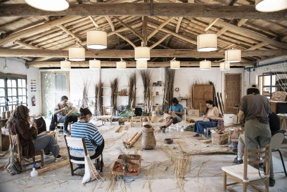 Imagen de la noticia:A Xunta pon en marcha o curso de perfeccionamento en cestería ‘Fibranzas’ no marco do programa ‘Aprender da tradición. Ofici...
