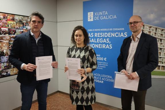 Imaxe da nova:Javier Arias entrega na residencia de maiores das Gándaras a modificación do proxecto da reforma que se está a executar no centro