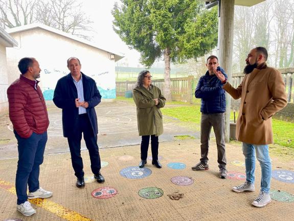 Imaxe da nova:Un grupo de profesores de Madrid coñece o sistema educativo galego no colexio de Campomaior, en Ordes