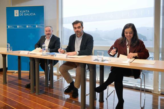 Imaxe da nova:A Xunta formaliza o acordo cos concellos de Culleredo e da Coruña para a prestación do servizo de taxi no aeroporto de Alvedro