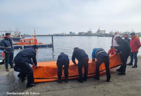 Imagen de la noticia:Gardacostas de Galicia refuerza la formación en la lucha contra la contaminación marina en una jornada en Ribeira en la que ...