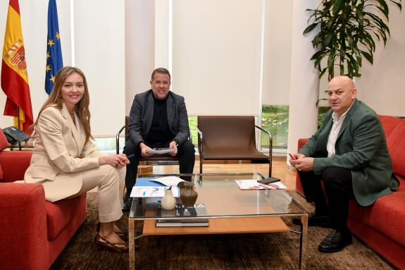 Imaxe da nova:Fabiola García traslada ao alcalde de Cartelle o compromiso da Xunta cos servizos sociais no rural