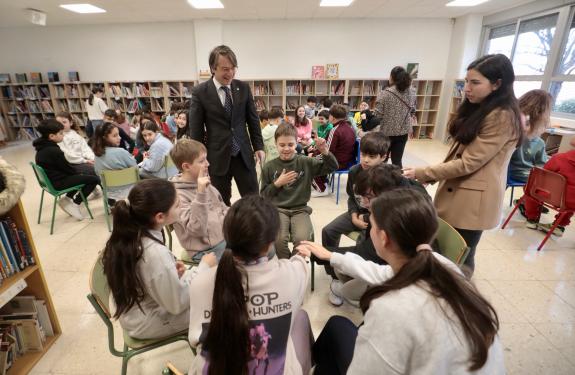 Imagen de la noticia:Miguel Corgos conciencia al alumnado  del CEIP Vilaverde-Mourente sobre la importancia de pagar impuestos para contar con lo...