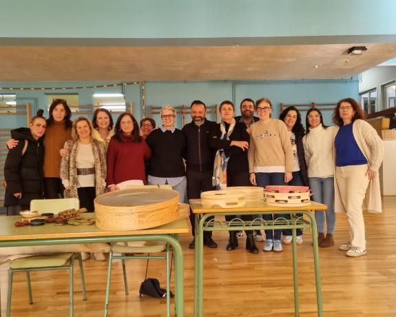 Imagen de la noticia:La Xunta les muestra a los escolares de Ortigueira y Fene los oficios tradicionales de la elaboración de zuecos y de la cons...