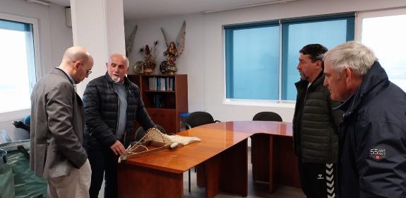 Imagen de la noticia:Mar se reúne con la cofradía de Bueu para abordar el desarrollo pesquero y marisquero de la zona