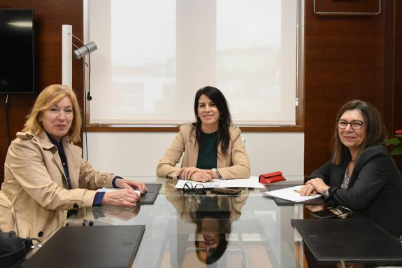 Imagen de la noticia:La conselleira María Martínez Allegue mantiene una reunión de trabajo con la alcaldesa de Trazo